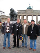 Micha, Mieczysaw, Andrzej i Jan przy bramie Brandenburskiej w Berlinie